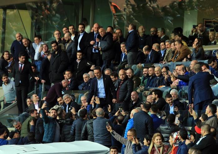 Fenerbahçe başkanı Ali Koç Başakşehir maçında ve sonrasında tek tek selfie çektirdi