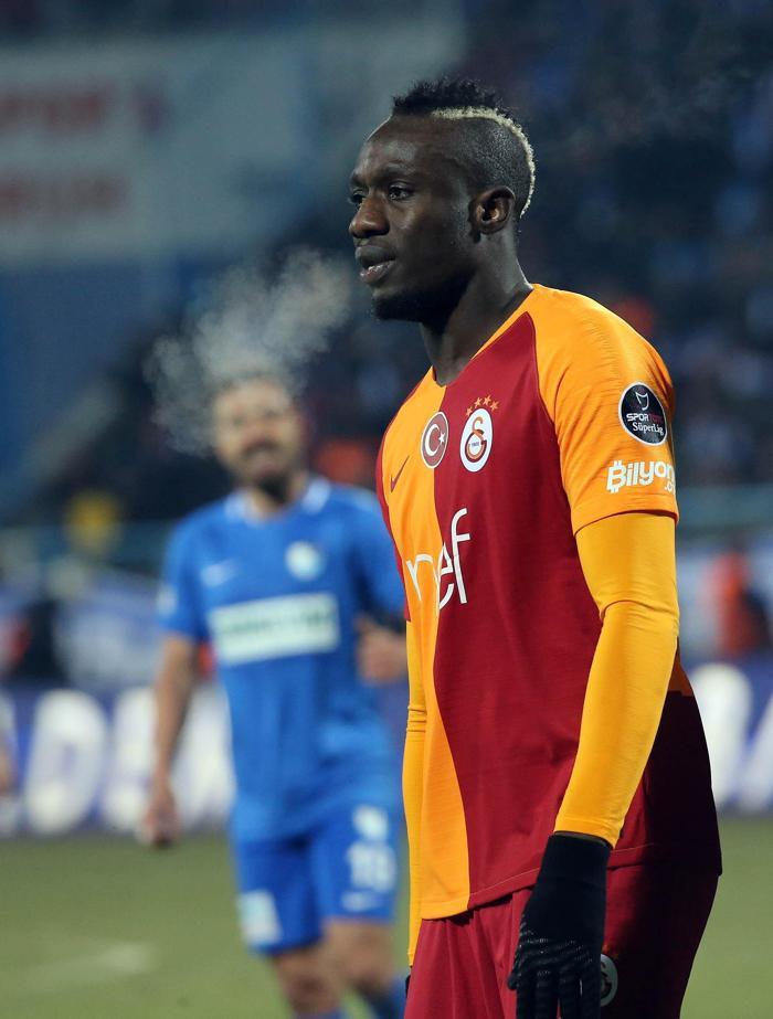 Galatasaray taraftarı Mbaye Diagneyi eleştirdi
