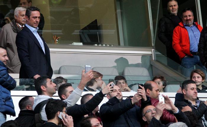 Fenerbahçe başkanı Ali Koç Başakşehir maçında ve sonrasında tek tek selfie çektirdi