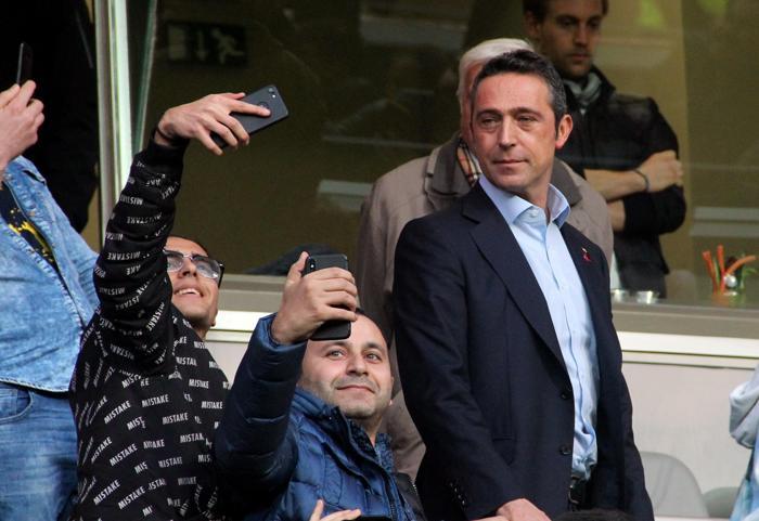 Fenerbahçe başkanı Ali Koç Başakşehir maçında ve sonrasında tek tek selfie çektirdi