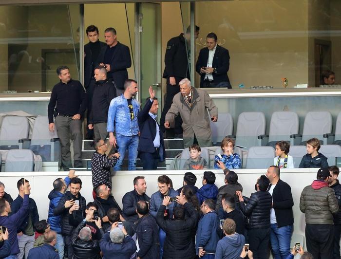 Fenerbahçe başkanı Ali Koç Başakşehir maçında ve sonrasında tek tek selfie çektirdi