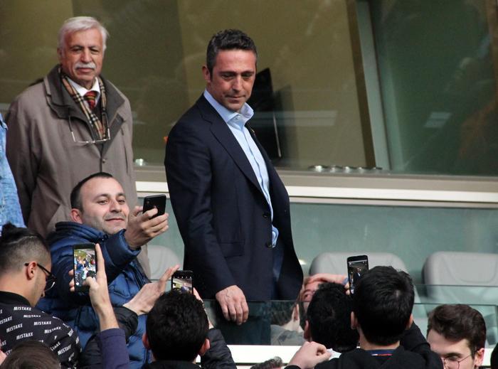 Fenerbahçe başkanı Ali Koç Başakşehir maçında ve sonrasında tek tek selfie çektirdi
