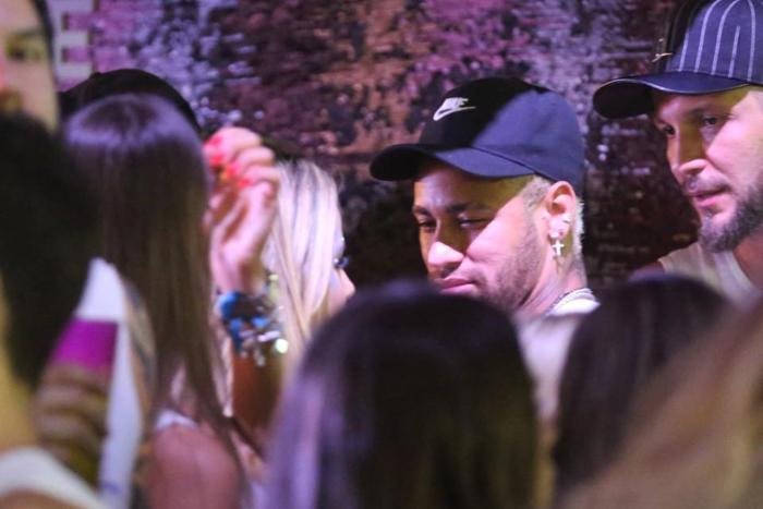 Neymar, seksi şarkıcı Rafaela Portoyla çılgınca eğlendi