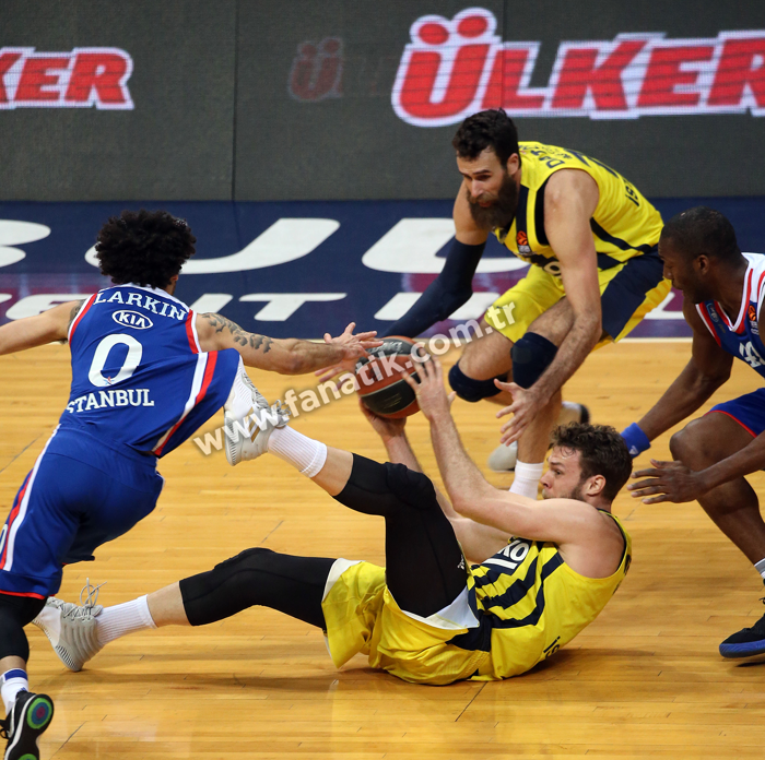 Fenerbahçe Beko - Anadolu Efes maçından ekrana yansımayanlar
