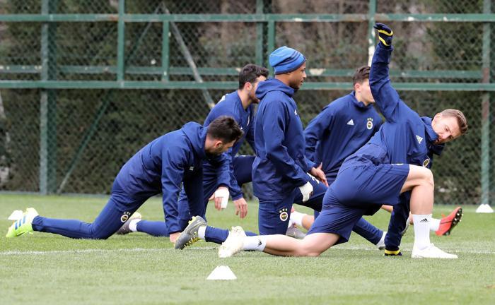 Fenerbahçede Benzia ve Slimaninin yüzünden düşen bin parça