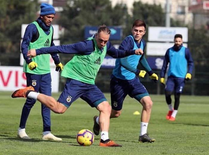 Derbi sonrası Fenerbahçeli futbolculardan Samandırada frikik şov