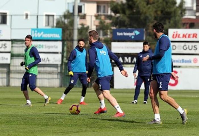 Derbi sonrası Fenerbahçeli futbolculardan Samandırada frikik şov
