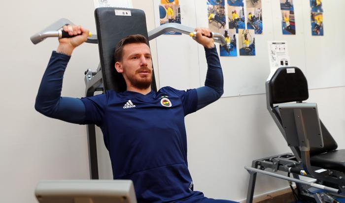 Fenerbahçede Benzia ve Slimaninin yüzünden düşen bin parça