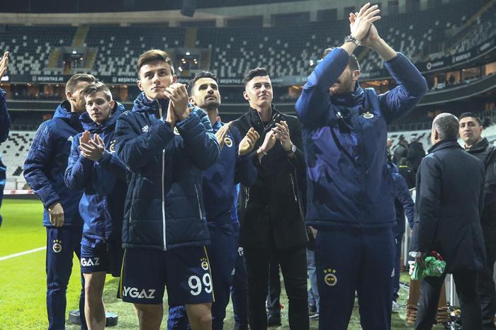 Ali Koç maç sonu taraftarların yanına gitti
