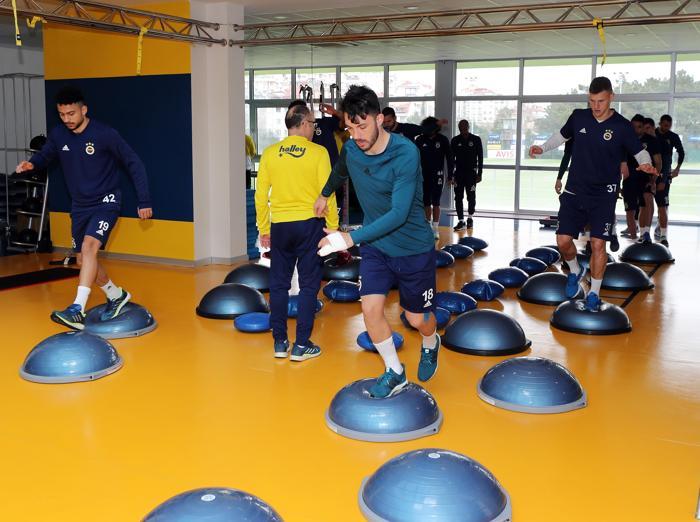 Fenerbahçede Benzia ve Slimaninin yüzünden düşen bin parça