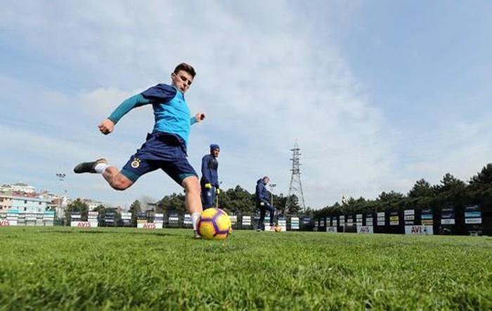 Derbi sonrası Fenerbahçeli futbolculardan Samandırada frikik şov