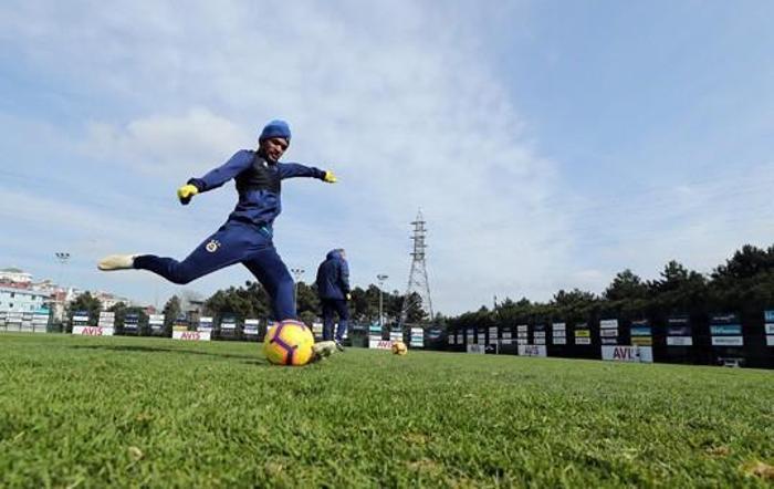 Derbi sonrası Fenerbahçeli futbolculardan Samandırada frikik şov