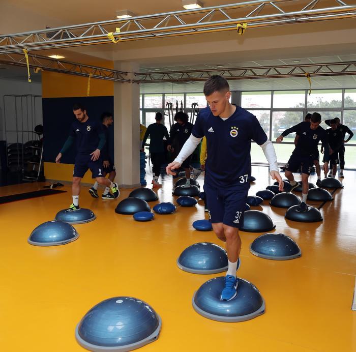 Fenerbahçede Benzia ve Slimaninin yüzünden düşen bin parça