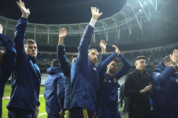 Ali Koç maç sonu taraftarların yanına gitti