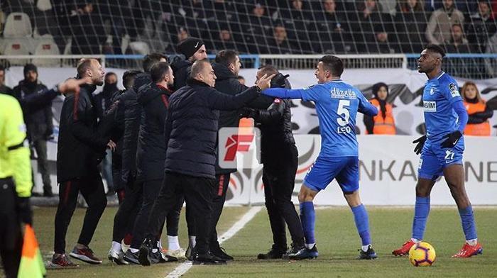Erzurumspor-Galatasaray maçında gerginlik Araya Fatih Terim girdi