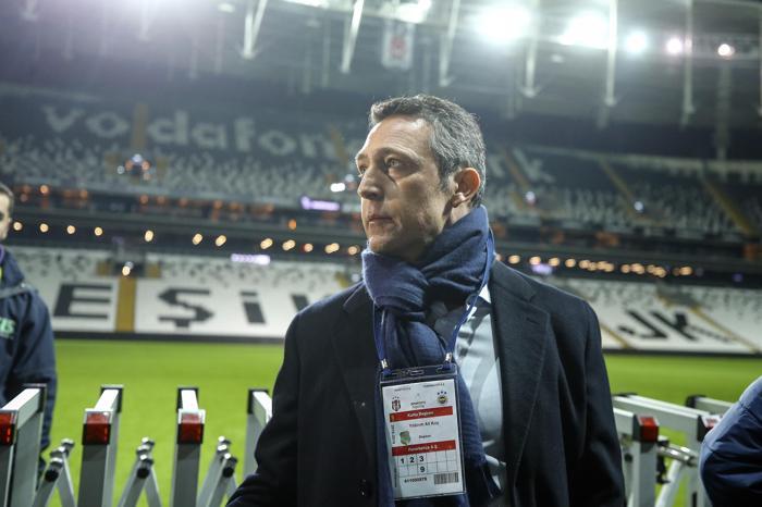 Ali Koç maç sonu taraftarların yanına gitti