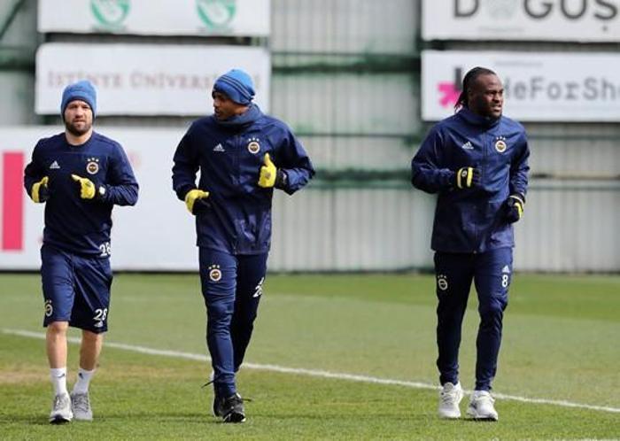 Derbi sonrası Fenerbahçeli futbolculardan Samandırada frikik şov