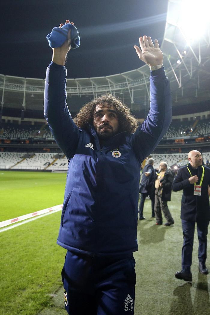 Ali Koç maç sonu taraftarların yanına gitti