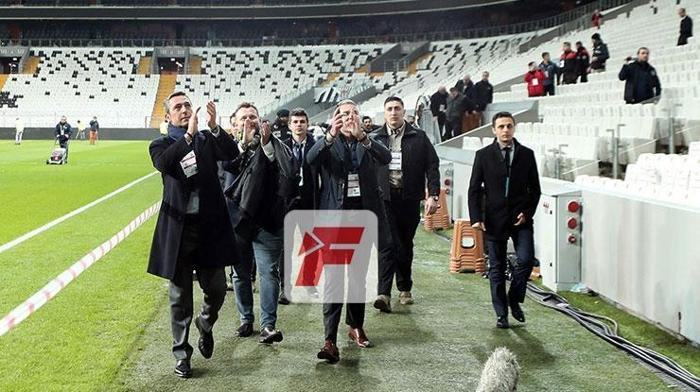 Ali Koç maç sonu taraftarların yanına gitti