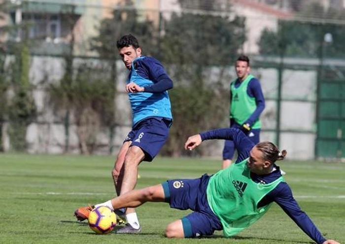 Derbi sonrası Fenerbahçeli futbolculardan Samandırada frikik şov