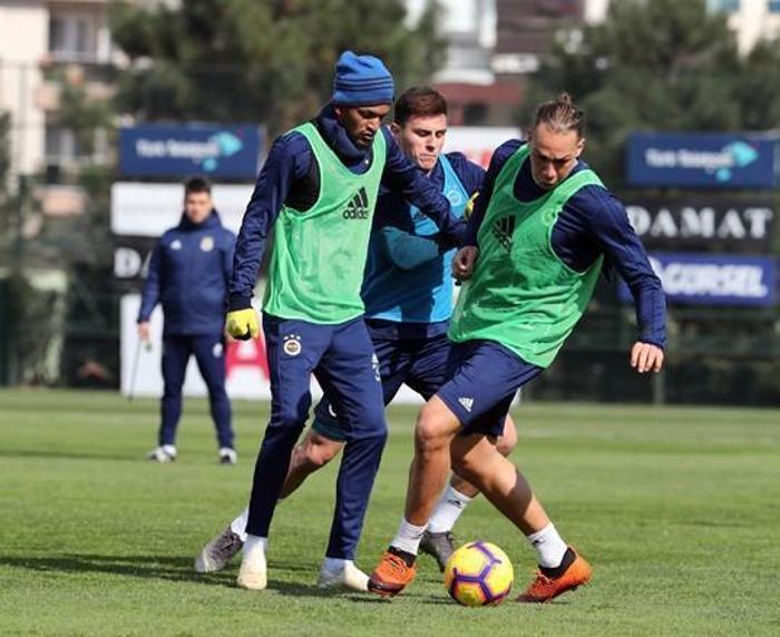Derbi sonrası Fenerbahçeli futbolculardan Samandırada frikik şov