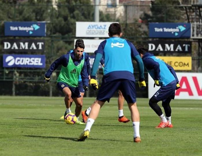 Derbi sonrası Fenerbahçeli futbolculardan Samandırada frikik şov