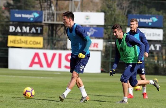 Derbi sonrası Fenerbahçeli futbolculardan Samandırada frikik şov