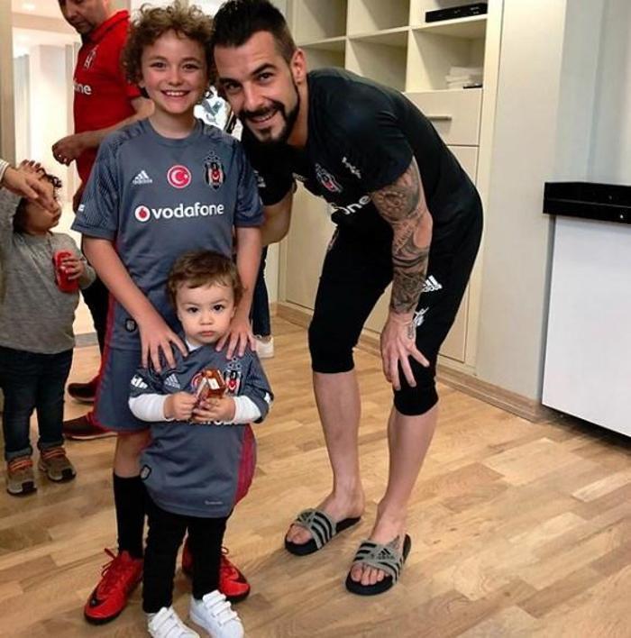 Beşiktaş-Fenerbahçe derbisinde ağlayan çocuğun kim olduğu ortaya çıktı
