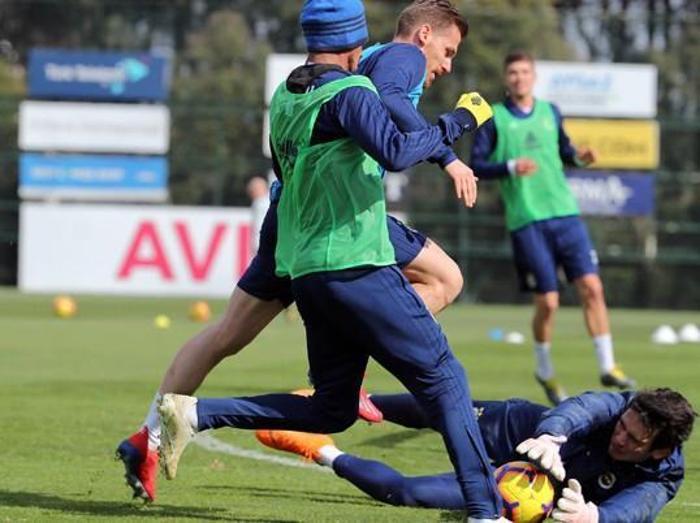 Derbi sonrası Fenerbahçeli futbolculardan Samandırada frikik şov