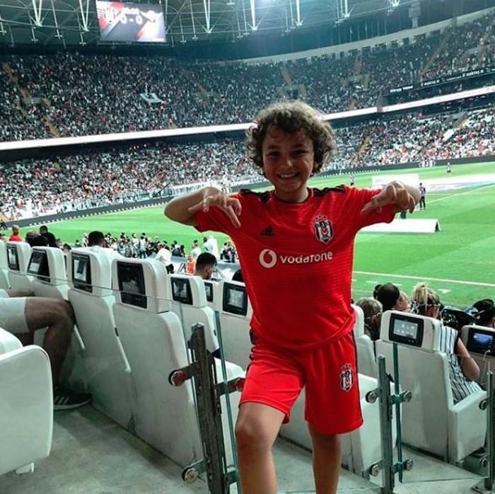 Beşiktaş-Fenerbahçe derbisinde ağlayan çocuğun kim olduğu ortaya çıktı