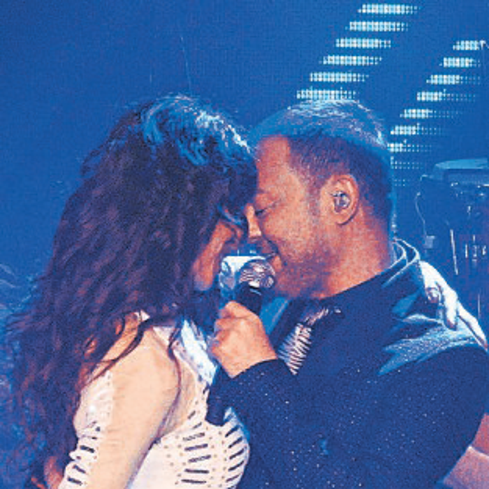 Chloe görmesinSerdar Ortaç, Bostancı Gösteri Merkezindeki konserinde şarkılarını dansçılarıyla sarmaş dolaş söyledi. Eşi Chloe Ortaçtan bu konuda uyarı alan Ortaç, samimi dansların ardından Yakın temas yok. Yürüyün gidin kızım diyerek dansçıları uyardı.