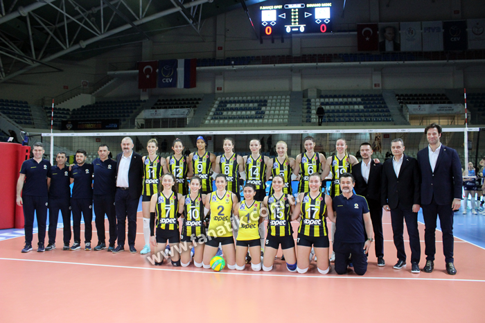 Fenerbahçeli kadın voleybolculardan futbol şov