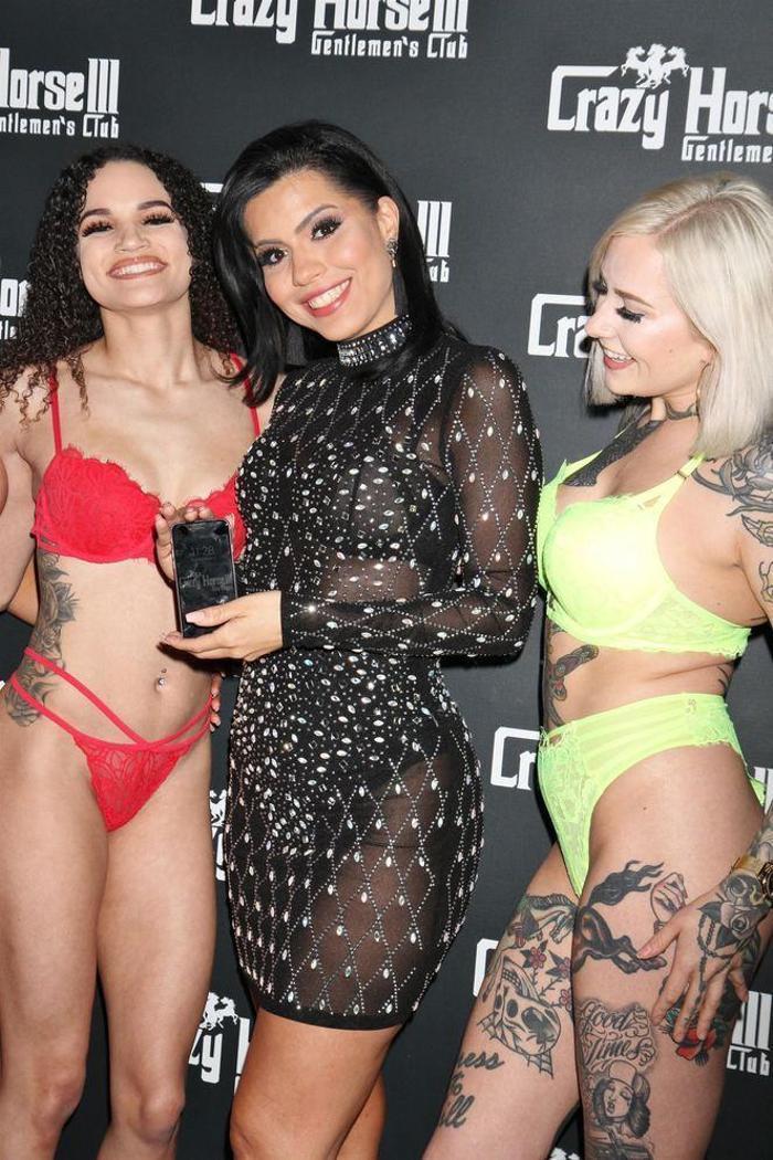 Boşanmayı striptiz kulübünde kutladı
