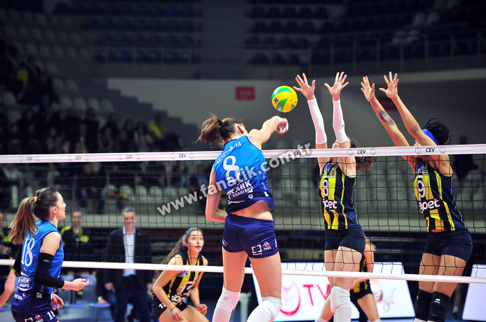 Fenerbahçeli kadın voleybolculardan futbol şov