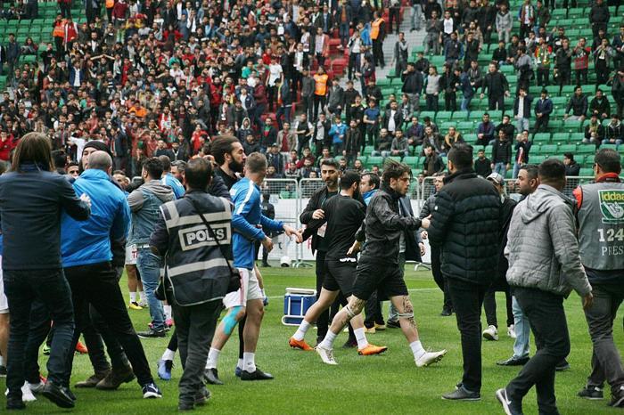 Amedspor - Sakaryaspor maçında şok iddia: Futbolcuları jiletle yaraladılar