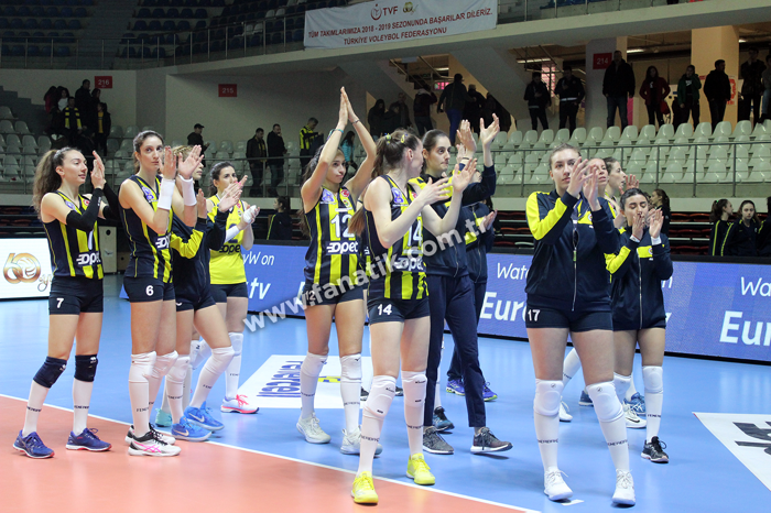 Fenerbahçeli kadın voleybolculardan futbol şov