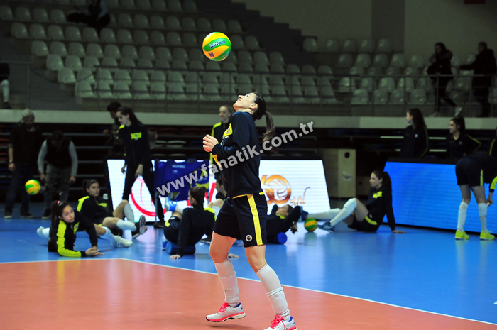 Fenerbahçeli kadın voleybolculardan futbol şov
