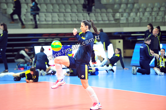 Fenerbahçeli kadın voleybolculardan futbol şov