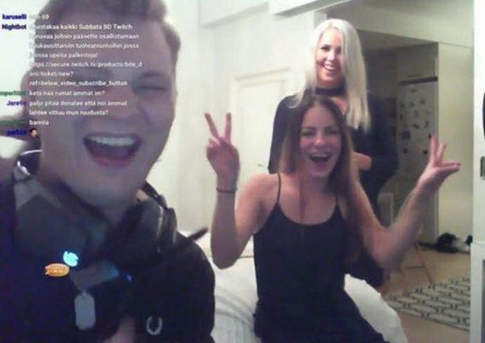 Twitch yayınında soyundu