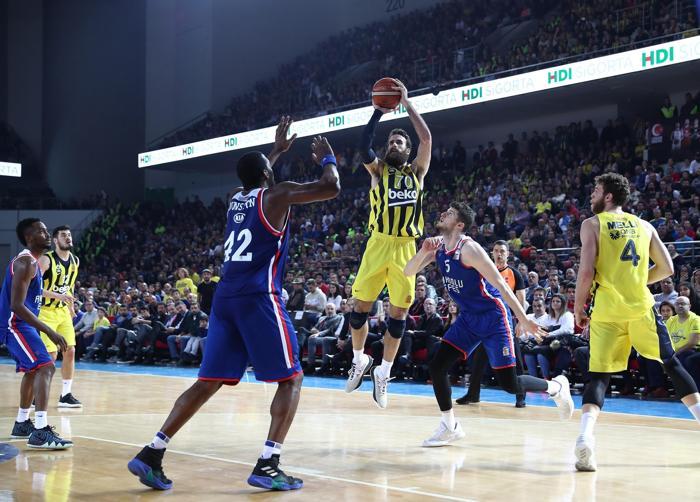 Şampiyon Fenerbahçe Beko kupasını aldı