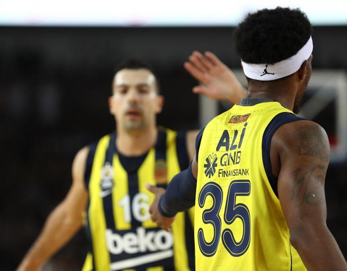 Şampiyon Fenerbahçe Beko kupasını aldı