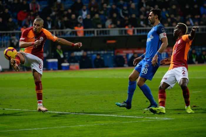 Alg24: Feghouli, Galatasarayla ziyafet verdi