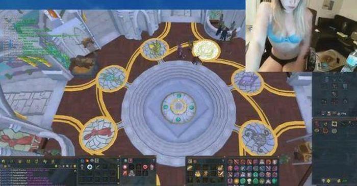 Twitch yayınında soyundu