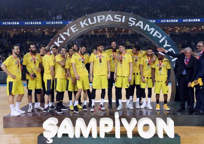 Şampiyon Fenerbahçe Beko kupasını aldı