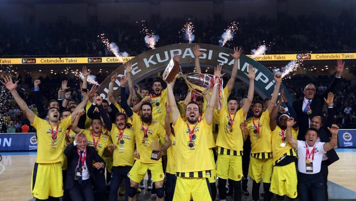 Şampiyon Fenerbahçe Beko kupasını aldı