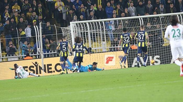 Fenerbahçe - Konyaspor maçında Ali Koç yıkıldı İşte o anlar