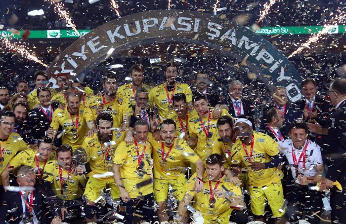 Şampiyon Fenerbahçe Beko kupasını aldı