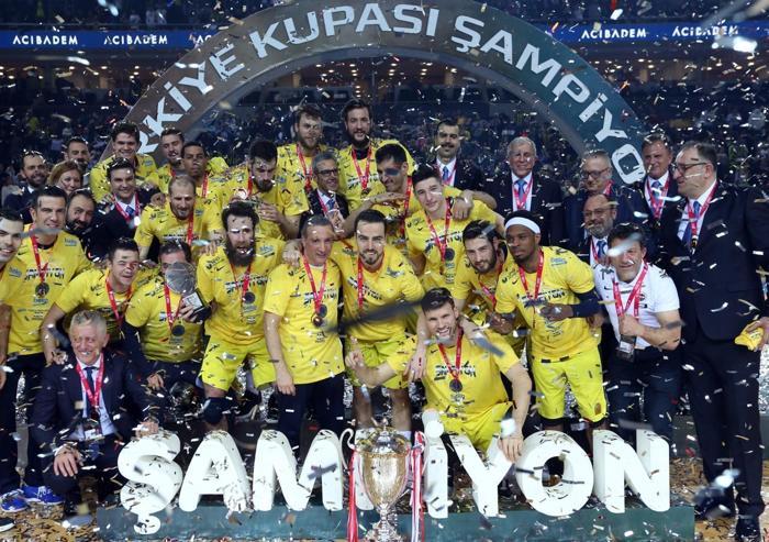 Şampiyon Fenerbahçe Beko kupasını aldı