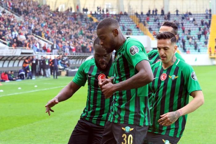 Akhisarspor / 14 yabancı / 3 sözleşmesi biten / 11 kalan