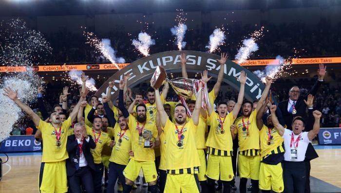 Şampiyon Fenerbahçe Beko kupasını aldı